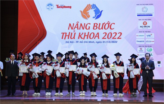 Trao học bổng “Nâng bước thủ khoa 2022” cho 140 tân sinh viên